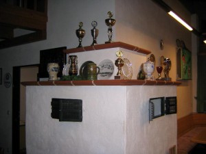Z_Foto_2004_X_Tennis_Geschichte_04_PokaleAufKachelofen